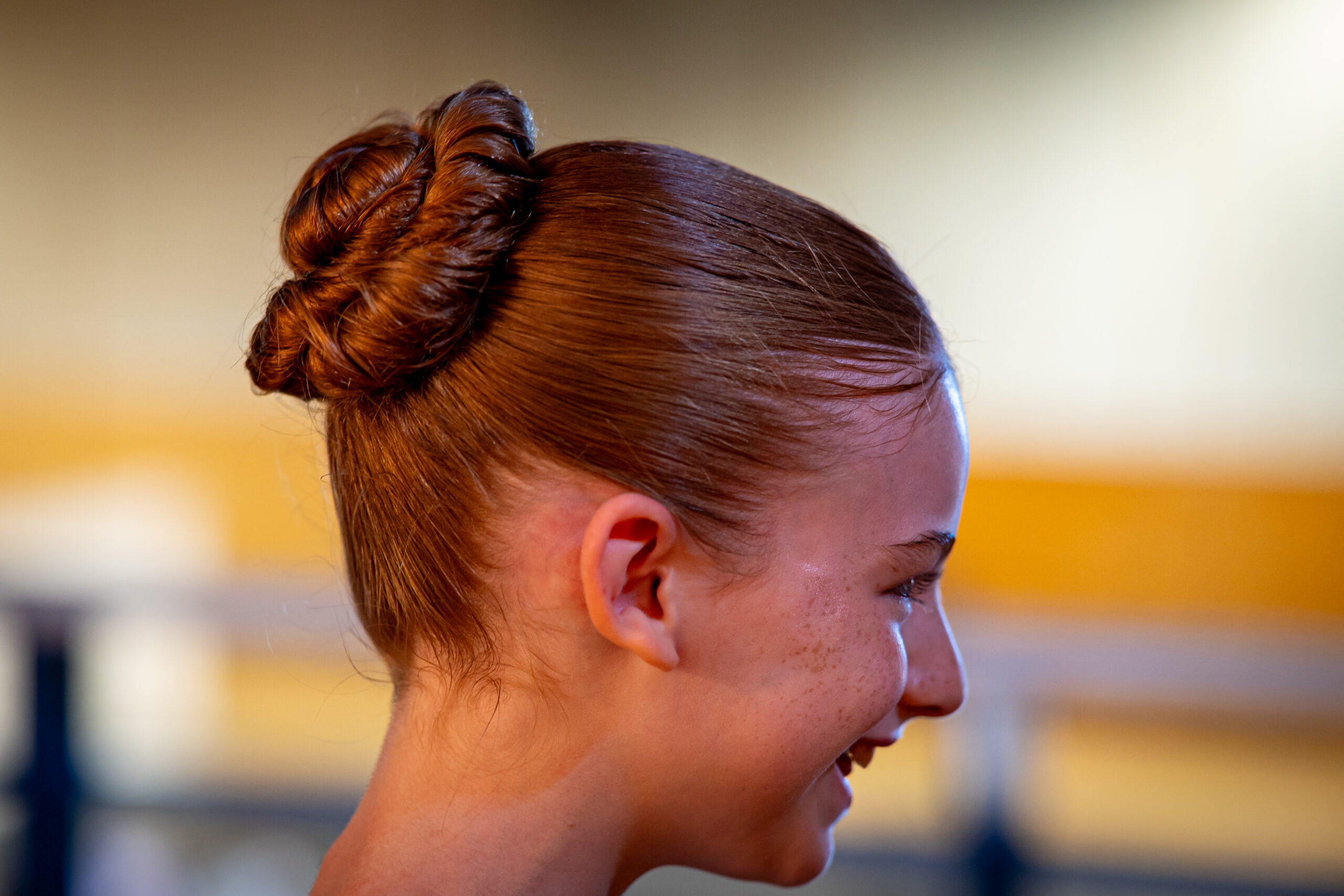 Chaque chignon raconte la rigueur, l’élégance… et la passion de la danse.